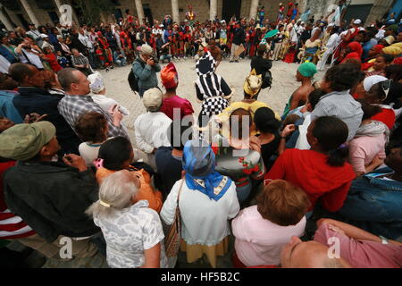 Salsa tanzen während Karneval, Plaza De La Catedral, Havanna, Kuba, Karibik, Amerika Stockfoto