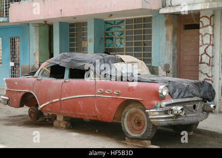 Zerstört Oldtimer Parken auf einer Straße in Havanna, Kuba, Karibik, Amerika Stockfoto