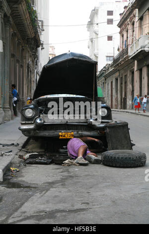Mechaniker, die Festsetzung eines Autos auf einer Straße in Havanna, Kuba, Karibik, Amerika Stockfoto