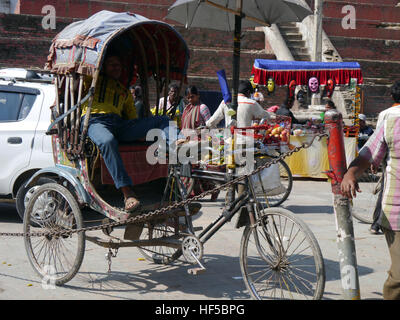 Nepalesische Rikscha-Fahrer warten auf einen Tarif am Durbar Square während des Festivals of Light (Deepawali) in Kathmandu, Nepal.Asia. Stockfoto