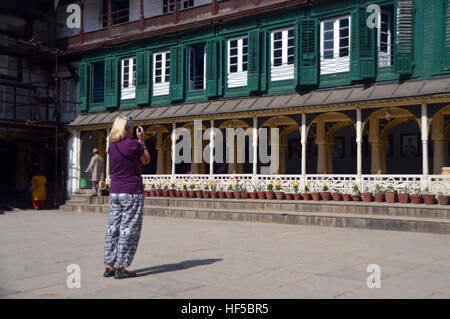 Weibliche Touristen fotografieren im Hof des Hanuman Dhoka Durbar Square Museum in Kathmandu, Nepal.Asia. Stockfoto