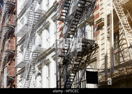 Häuser-Fassaden mit Feuerleiter Treppen, sonnigen Tag im New Yorker Stadtteil Soho, Hintergrund Stockfoto