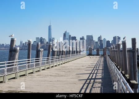 Skyline von New York City und leeren Pier mit Möwen an einem sonnigen Tag Stockfoto