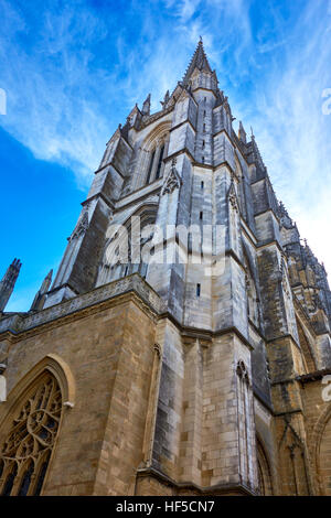 Blick auf einen Turm von Sainte Marie Cathedral im Quartier Grand Bayonne. Bayonne (Baiona). Süd-Frankreich. Stockfoto