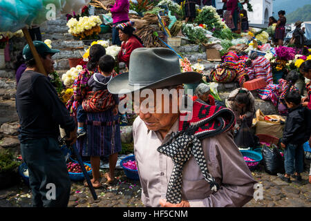 Chichicastenango, Guatemala - 27. April 2014: Menschen vor Ort in einem Straßenmarkt in der Stadt Chichicastenango in Guatemala Stockfoto