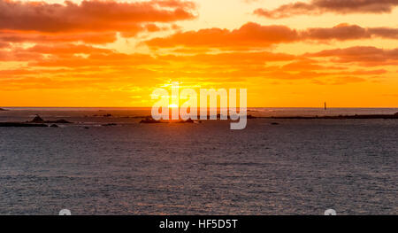 Ein zusammengesetztes Bild auf den Sonnenuntergang über den westlichen Felsen und dem Bischof Rock Leuchtturm, Isles of Scilly, November 2014 Stockfoto