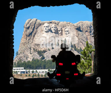 Mount Rushmore. Ein Motorrad fahren durch einen Tunnel auf US-16A Scenic Byway in Richtung Mount Rushmore National Memorial in der Ferne. Stockfoto