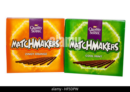 Boxen von Cool Mint und lebhaft Orange Matchmakers Nestle Quality Street Produkte Stockfoto