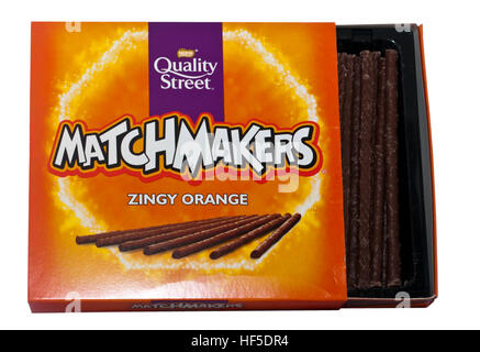 Schachtel mit lebhaft Orange Matchmakers Nestle Quality Street Produkte Stockfoto