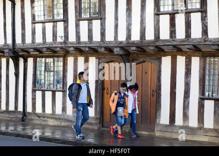 Chinesische Touristen in den historischen Häusern der Alms in Stratford Upon Avon England am Fluss Avon Stockfoto