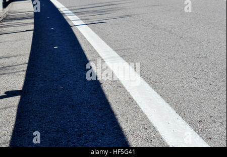 Straße, Brüstung und Asphalt mit weißen Linie Stockfoto