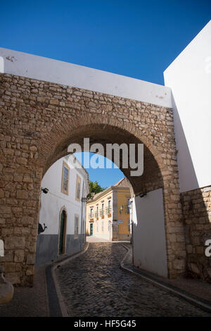 die Arco da Repouso Tor in der alten Stadt von Faro an der Ost-Algarve im Süden von Portugal in Europa. Stockfoto