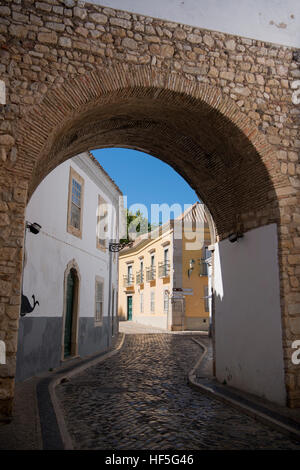 die Arco da Repouso Tor in der alten Stadt von Faro an der Ost-Algarve im Süden von Portugal in Europa. Stockfoto