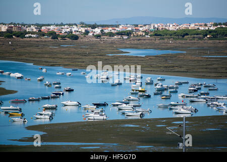 die Landschaft der Ria Formosa an der Küste von Faro an der Ost-Algarve im Süden von Portugal in Europa. Stockfoto