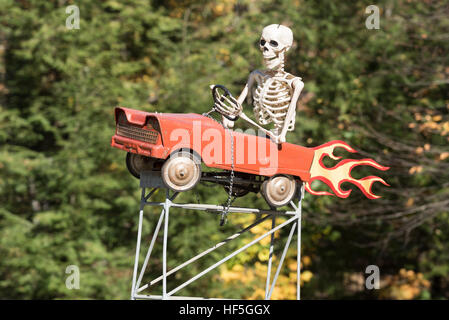 Skeleton fahren eine Auto Ornament vor einem Haus in Windsor County, Vermont. Stockfoto