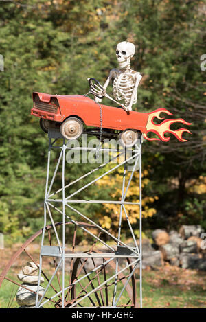 Skeleton fahren eine Auto Ornament vor einem Haus in Windsor County, Vermont. Stockfoto