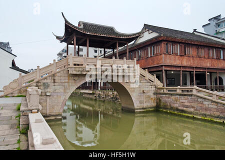 Steinerne Brücke und traditionelle Häuser am Canal Grande, die antike Stadt Tangqi, Hangzhou, Zhejiang Provinz, China Stockfoto