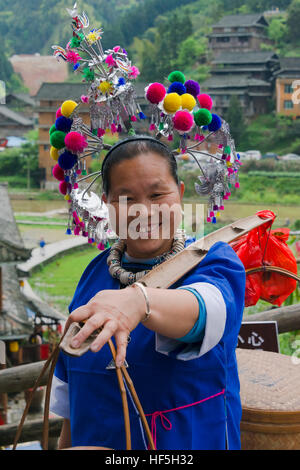 Dong Frau, die Nahrungsmittelrationen Vorbereitung auf langen Tisch Bankett Lunar 3 März singen Festival, Sanjiang, Guangxi, China Stockfoto