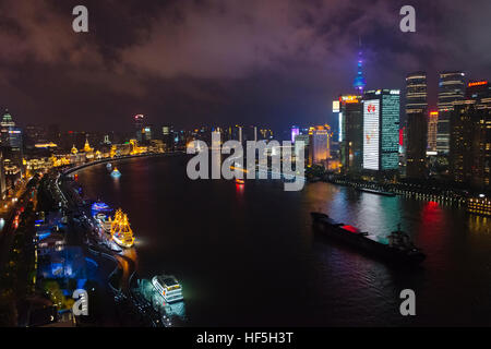 Nachtansicht des Bund Skyline auf der Westbank und Pudong am Ostufer des Huangpu Riverr, Shanghai, China Stockfoto