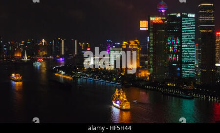 Nachtansicht der Skyline von Pudong von Huangpu Riverr, Shanghai, China Stockfoto