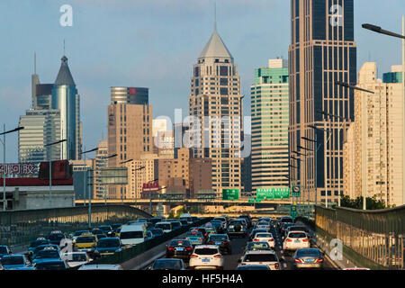 Verkehr auf der Straße, Shanghai, China Stockfoto