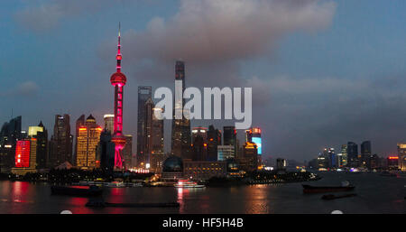 Nachtansicht der Skyline von Pudong dominiert Oriental Pearl TV Tower und Shanghai Tower Huangpu Fluss, Shanghai, China Stockfoto