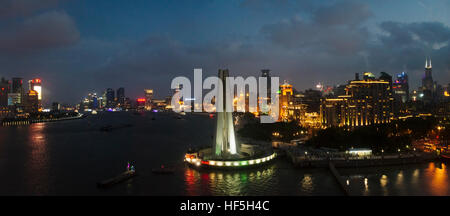 Nachtansicht des Bund Skyline dominiert Denkmal für die Helden des Volkes durch den Huangpu-Fluss, Shanghai, China Stockfoto