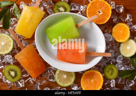 Bunte Obst Eiszapfen mit Zutaten Stockfoto