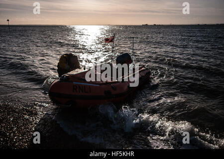 Mitglieder der Southend RNLI üben in der Nähe von Southend Strand. Sie operieren von Ende des Piers. Dies ist D Klasse D682 Stockfoto