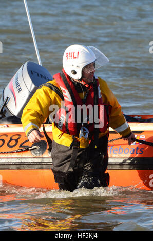 Mitglieder der Southend RNLI üben in der Nähe von Southend Strand. Sie operieren von Ende des Piers. Dies ist D Klasse D682 Stockfoto