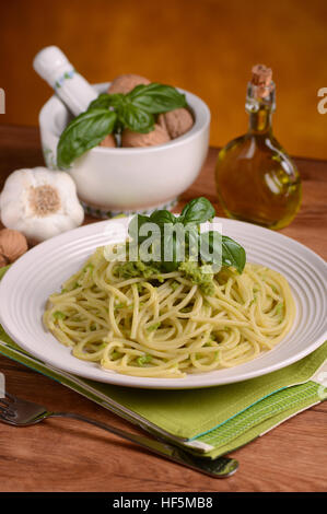 Spaghetti mit Walnuss-Pesto mit Zutaten aller Stockfoto