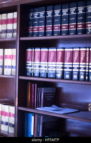 Alten juristische Bücher Recht berichtet in den Regalen der Kanzlei der Rechtsanwälte und Juristen in gerichtlichen Präsenzbibliothek. Stockfoto