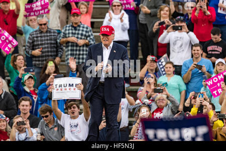 US-Präsident elect Donald J. Trump betritt die Bühne in Mobile, Alabama! Stockfoto