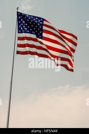 Die nationale Flagge der Vereinigten Staaten von Amerika bekannt verschieden als die amerikanische Flagge, den Sternen und Streifen, Old Glory und Star-Spangled Banner. Die 50 fünfzackigen kleinen weißen Sternen auf blauem rechteckige Feld repräsentieren die 50 Staaten der USA, während die 13 abwechselnd rote und weiße Querstreifen repräsentieren die 13 britischen Kolonien in Amerika, die Unabhängigkeit von Großbritannien erklärt. Im Jahre 1960 verabschiedete ist dies die 27. Version der US-Flagge, die zuerst im Jahre 1777 entworfen wurde. Stockfoto