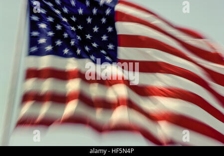 Die nationale Flagge der Vereinigten Staaten von Amerika bekannt verschieden als die amerikanische Flagge, den Sternen und Streifen, Old Glory und Star-Spangled Banner. Die 50 fünfzackigen kleinen weißen Sternen auf blauem rechteckige Feld repräsentieren die 50 Staaten der USA, während die 13 abwechselnd rote und weiße Querstreifen repräsentieren die 13 britischen Kolonien in Amerika, die Unabhängigkeit von Großbritannien erklärt. Im Jahre 1960 verabschiedete ist dies die 27. Version der US-Flagge, die zuerst im Jahre 1777 entworfen wurde. Es wird hier gezeigt, im Wind wehende. Stockfoto