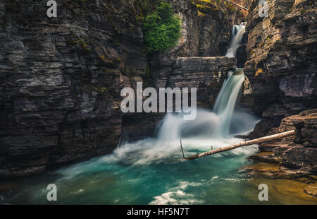 Wasserfällen fließt in einen Fluss. Stockfoto