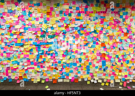 New York, Vereinigte Staaten von Amerika - 21. November 2016: Sticky Post-It Zettel an Wand in Union Square u-Bahnstation Stockfoto