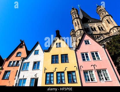 Eine Reihe von bunten Häuser an den Ufern des Rheins in Köln, Deutschland Stockfoto