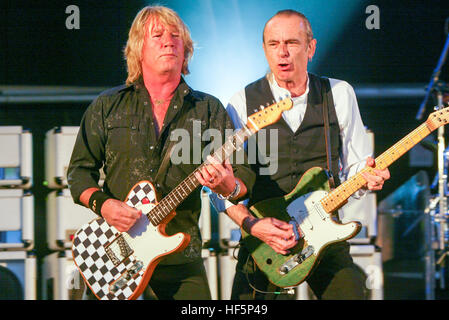 Status Quo Gitarrist Rick Parfitt und Francis Rossi (rechts) im Konzert in Thetford, Norfolk, im Jahr 2008. Stockfoto