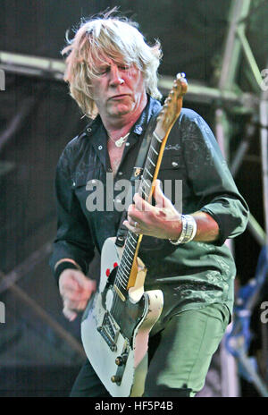 Status Quo Gitarrist Rick Parfitt in Konzert in Thetford, Norfolk, im Jahr 2008. Stockfoto