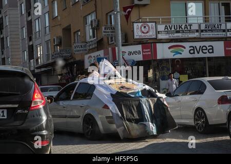 Türkei - Reyhanli - Smugglers Stadt - 22.09.2015 - Türkei / Hatay / Reyhanli - ein Auto, das eine pro AKP-Fahne und ein Gesicht von Präsident Erdogan zeigt. Reyhanli, eine Kleinstadt an der syrischen Grenze, ist bekannt für Zuhause, eine Reihe von Mafia, der Handel alles, was aus Syrien kommt.   -Chris Huby / Le Pictorium Stockfoto