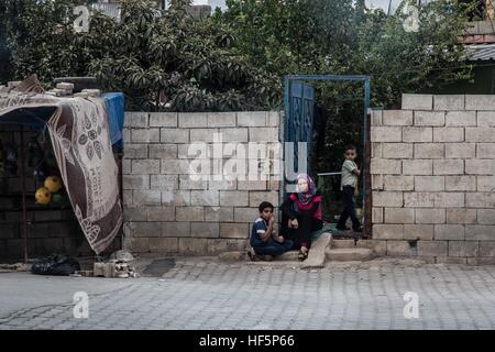 Türkei - Reyhanli - Smugglers Stadt - 21.09.2015 - Türkei / Hatay / Reyhanli - eine Mutter und ihre Kinder vor ihrem Haus. Reyhanli, eine Kleinstadt an der syrischen Grenze, ist bekannt für Zuhause, eine Reihe von Mafia, der Handel alles, was aus Syrien kommt.    -Chris Huby / Le Pictorium Stockfoto