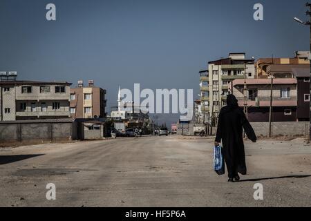 Türkei - Reyhanli - Smugglers Stadt - 22.09.2015 - Türkei / Hatay / Reyhanli - eine verschleierte Frau Spaziergänge entlang der Hauptstraße. Reyhanli, eine Kleinstadt an der syrischen Grenze, ist bekannt für Zuhause, eine Reihe von Mafia, der Handel alles, was aus Syrien kommt.    -Chris Huby / Le Pictorium Stockfoto