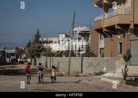 Türkei - Reyhanli - Smugglers Stadt - 22.09.2015 - Türkei / Hatay / Reyhanli - syrische Kinder spielen einer Straße. Reyhanli, eine Kleinstadt an der syrischen Grenze, ist bekannt für Zuhause, eine Reihe von Mafia, der Handel alles, was aus Syrien kommt.    -Chris Huby / Le Pictorium Stockfoto