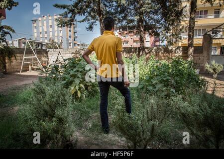 Türkei - Reyhanli - Smugglers Stadt - 22.09.2015 - Türkei / Hatay / Reyhanli - ein Schmuggler in seinem Garten. Reyhanli, eine Kleinstadt an der syrischen Grenze, ist bekannt für Zuhause, eine Reihe von Mafia, der Handel alles, was aus Syrien kommt.    -Chris Huby / Le Pictorium Stockfoto