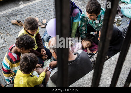Flüchtling Schmuggler - 16.09.2015 - Türkei / Türkei / Izmir - eine Familie der syrische Flüchtlinge ließ sich vor der Moschee im Stadtteil Izmir - Chris Huby / Le Pictorium Stockfoto