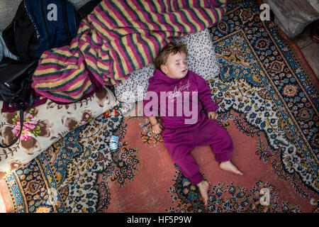Flüchtling Schmuggler - 16.09.2015 - Türkei / Türkei / Izmir - ein Baby schläft auf dem Boden in der großen Moschee von Izmir - Chris Huby / Le Pictorium Stockfoto