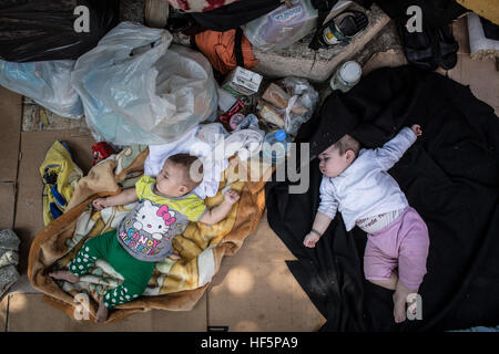 Flüchtling Schmuggler - 16.09.2015 - Türkei / Türkei / Izmir - Babys der syrischen Flüchtlinge schlafen auf dem Boden in der großen Moschee von Izmir - Chris Huby / Le Pictorium Stockfoto