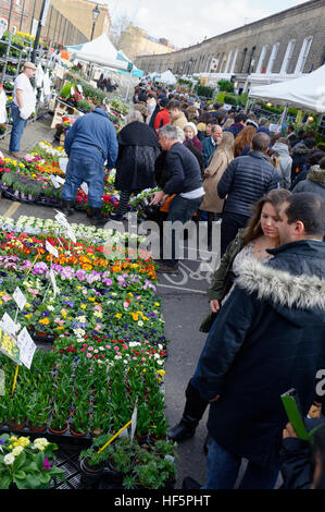 Massen von Menschen machen Kolumbien Straße Blumenmarkt in East London ein sehr überlasteten Ort am Sonntagmorgen. Stockfoto