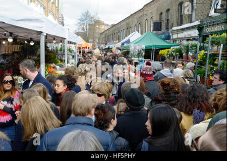 Massen von Menschen machen Kolumbien Straße Blumenmarkt in East London ein sehr überlasteten Ort am Sonntagmorgen. Stockfoto